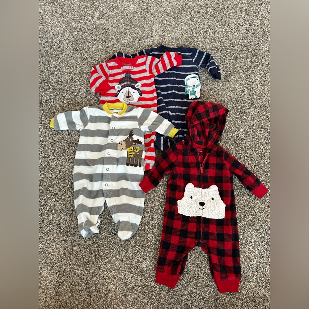 4 Carter’s fleece outfits – 3M – red, gray, blue